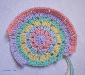 EASY PZ Crochet Circle Spiral Blanketを参考に編んだもの1
